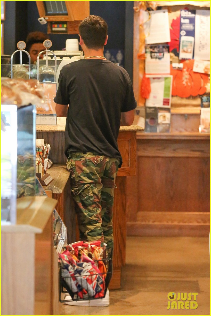 scott disick sofia richie grab coffee before flying out of town 07