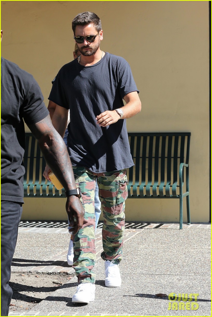 scott disick sofia richie grab coffee before flying out of town 15