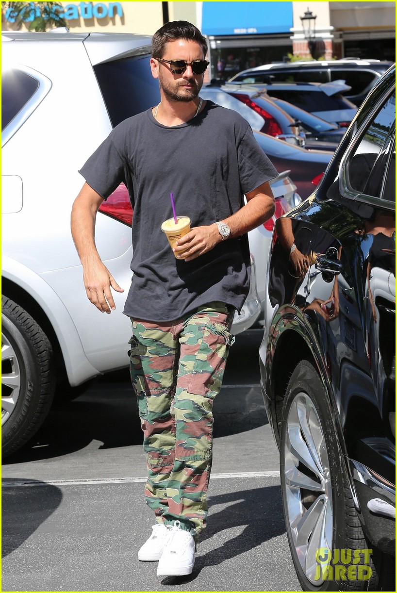 scott disick sofia richie grab coffee before flying out of town 25