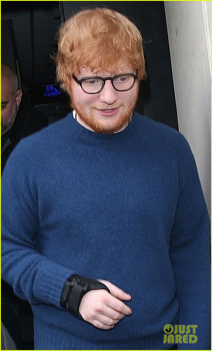 ed sheeran gives thumbs up to waiting fans 01