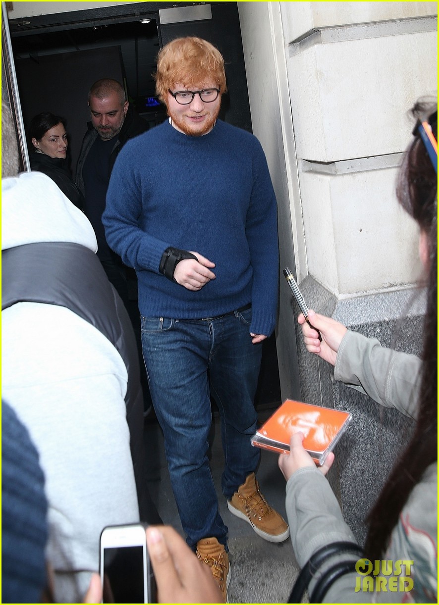 ed sheeran gives thumbs up to waiting fans 02