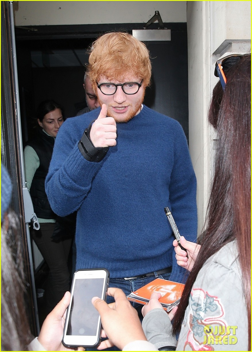 ed sheeran gives thumbs up to waiting fans 03