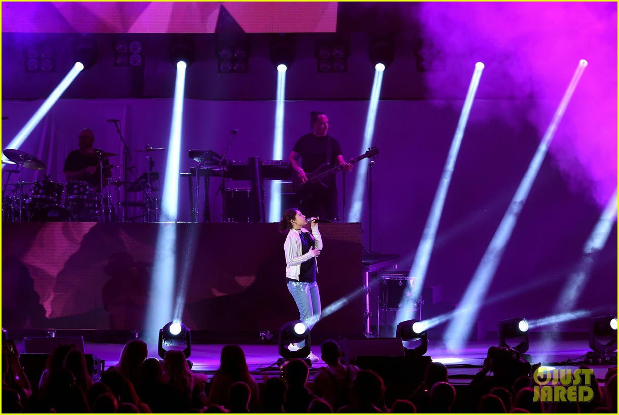 lorde sam smith alessia cara wow the crowd at we can survive concert 12