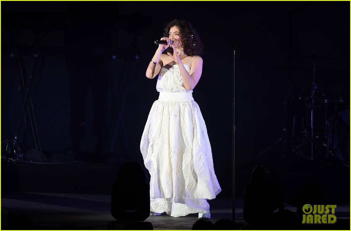 lorde sam smith alessia cara wow the crowd at we can survive concert 13