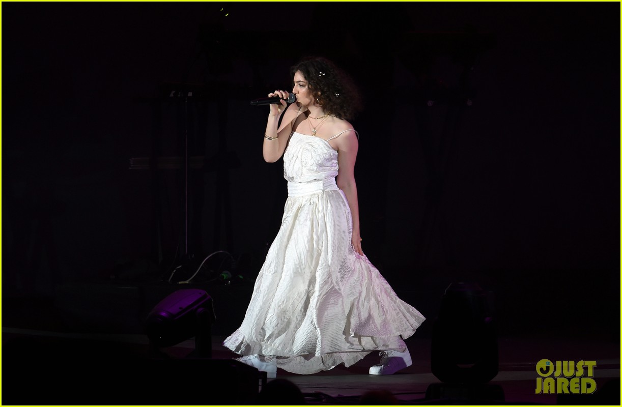 lorde sam smith alessia cara wow the crowd at we can survive concert 14