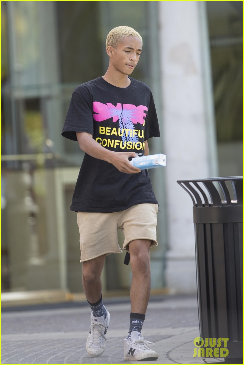 jaden smith enjoys night out with friensd in weho 02