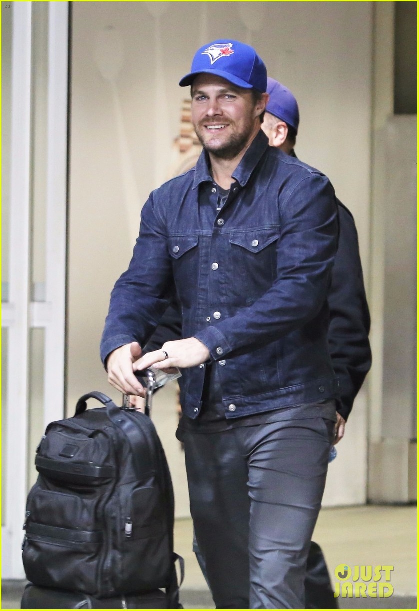 stephen amell airport 03