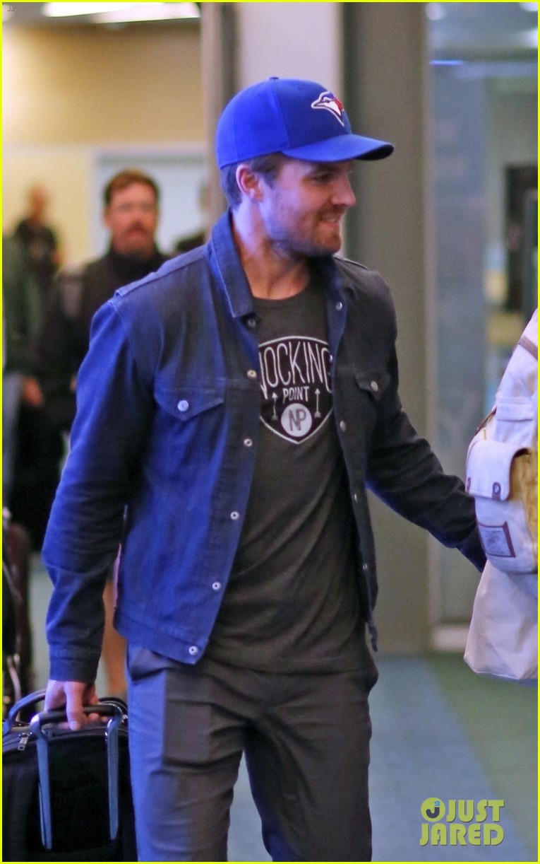 stephen amell airport 06