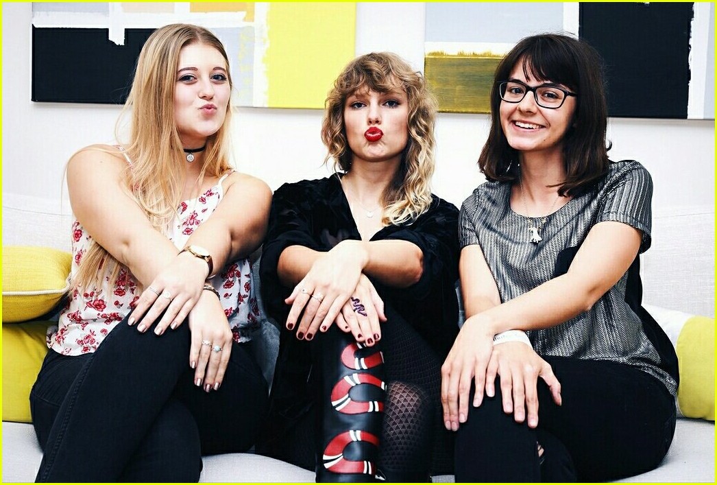 taylor swift fans share photos from london secret sessions 08
