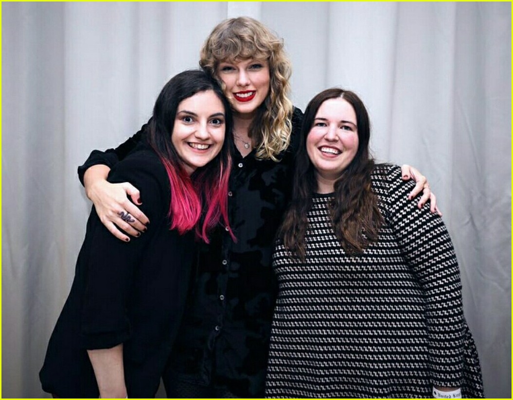 taylor swift fans share photos from london secret sessions 18