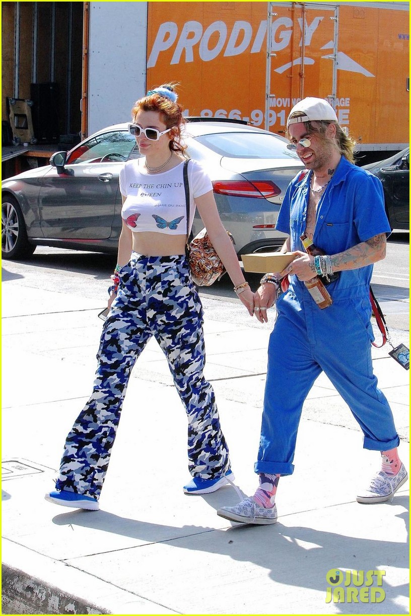bella thorne and mod sun hold hands while going out for lunch 02