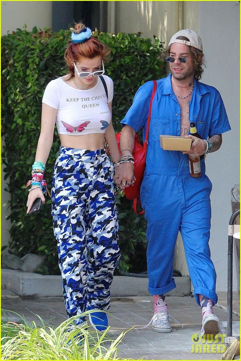 bella thorne and mod sun hold hands while going out for lunch 03