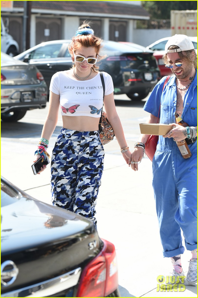 bella thorne and mod sun hold hands while going out for lunch 04