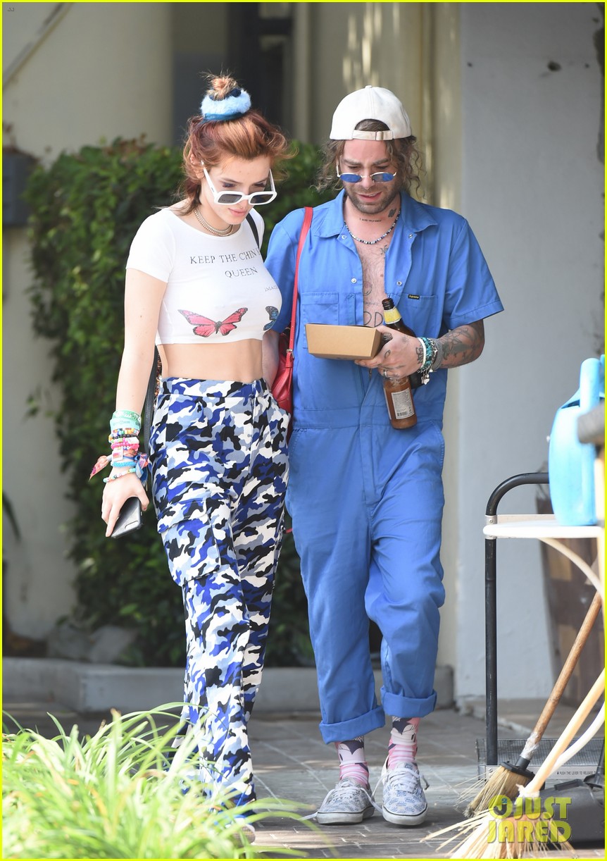 bella thorne and mod sun hold hands while going out for lunch 05