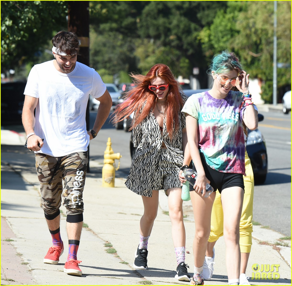 bella thorne goes for sunday hike with sister dani and friends 03