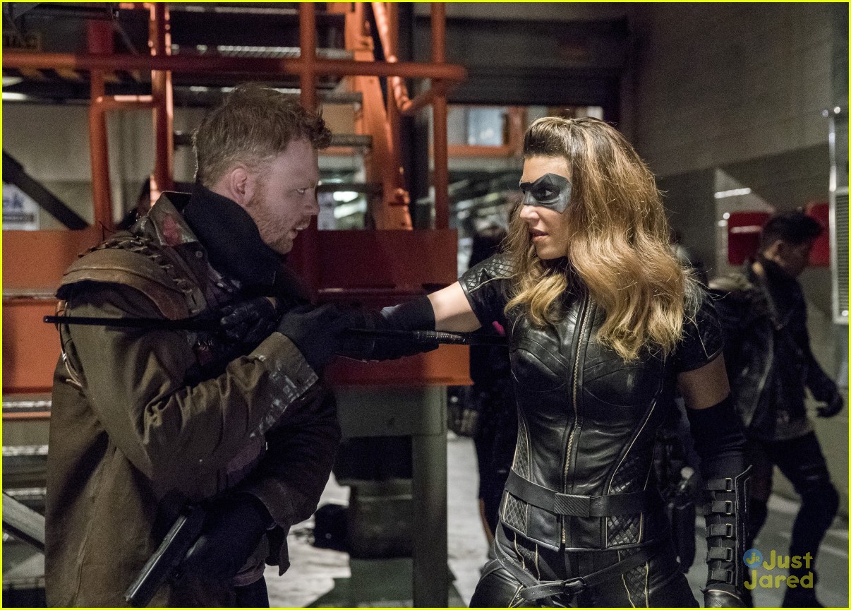 Oliver And Felicity Hold Hands For Star City S Thanksgiving Dedication On Arrow Photo 1124537