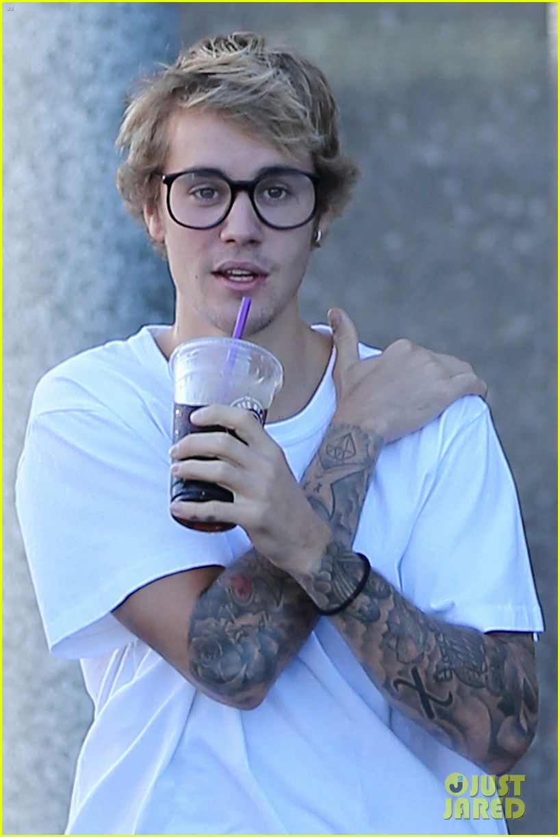 justin bieber shows off arm tattoos while grabbing coffee in la 01