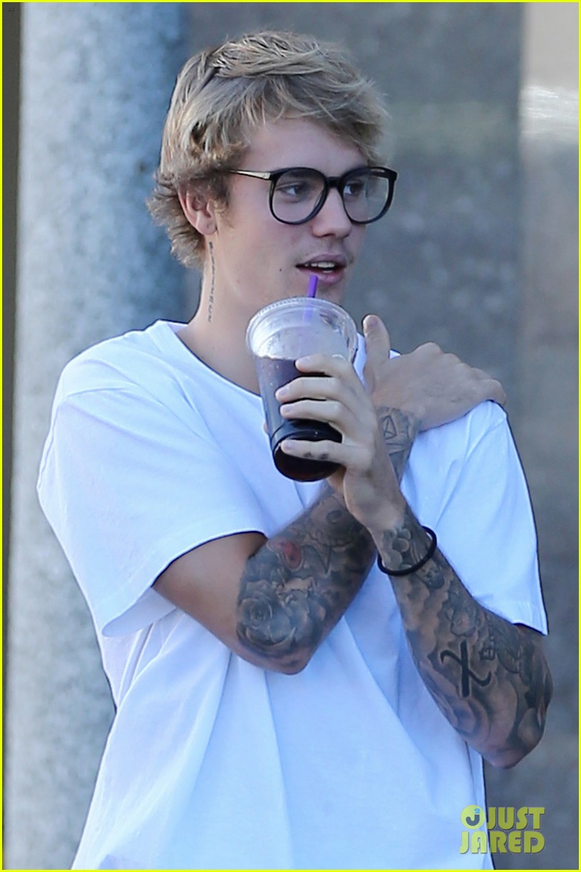 justin bieber shows off arm tattoos while grabbing coffee in la 04