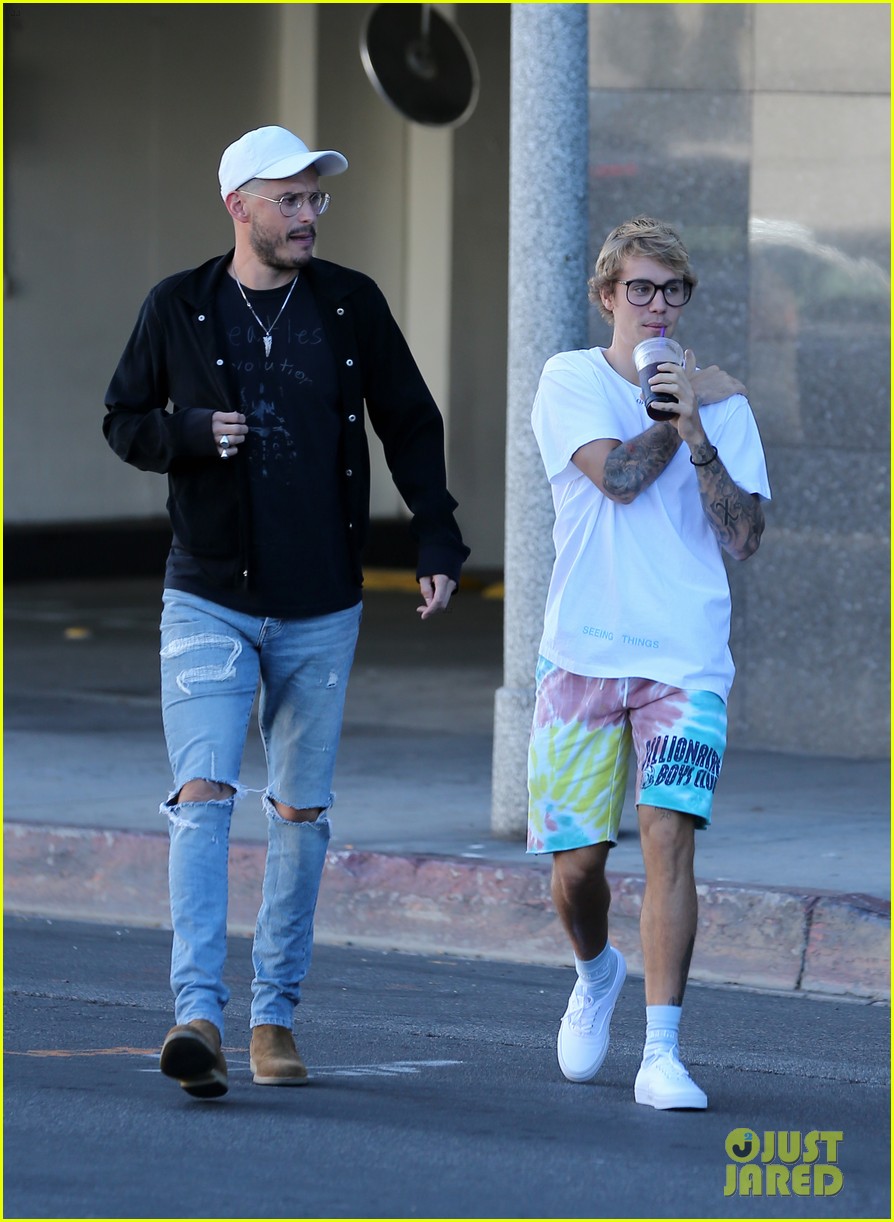 justin bieber shows off arm tattoos while grabbing coffee in la 05