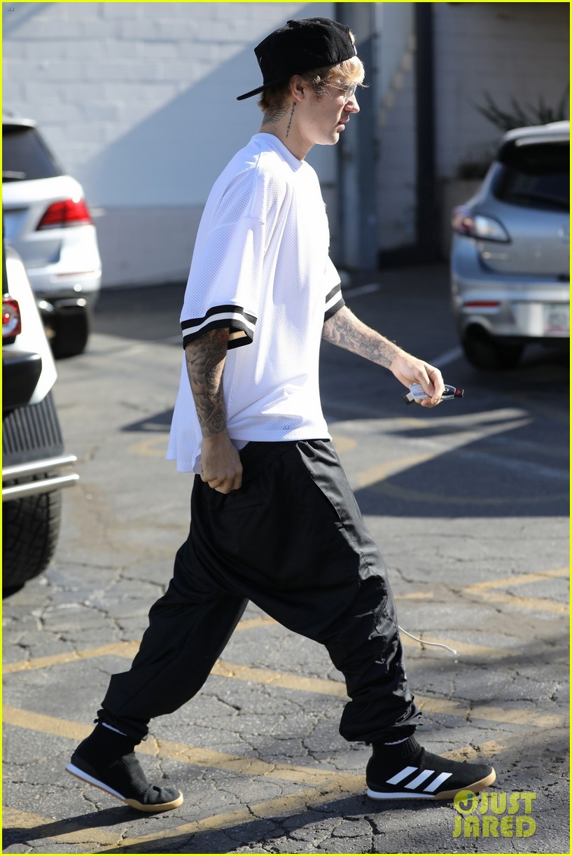 justin bieber works up a sweat at morning dance class 17