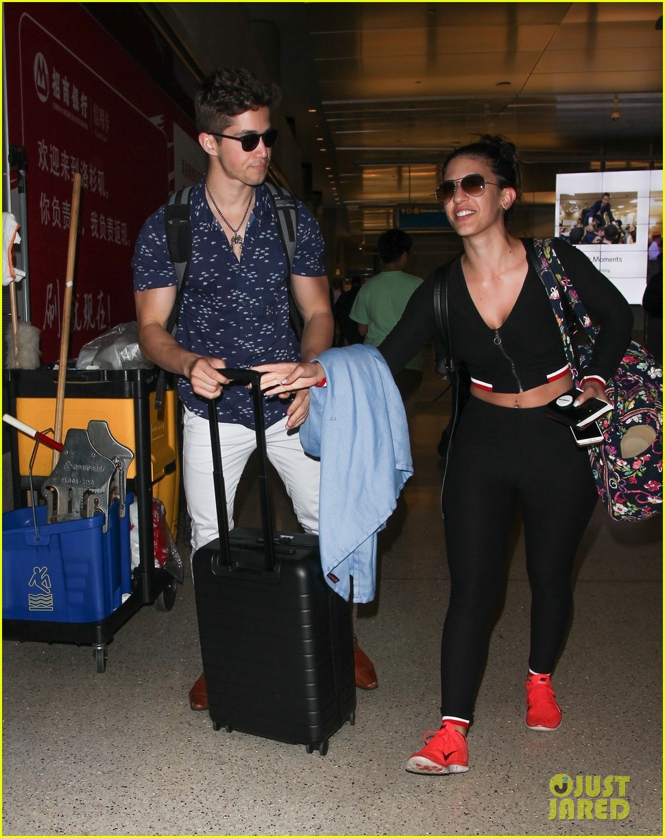 brandon larracuente shows off bulging biceps at airport with girlfriend 04