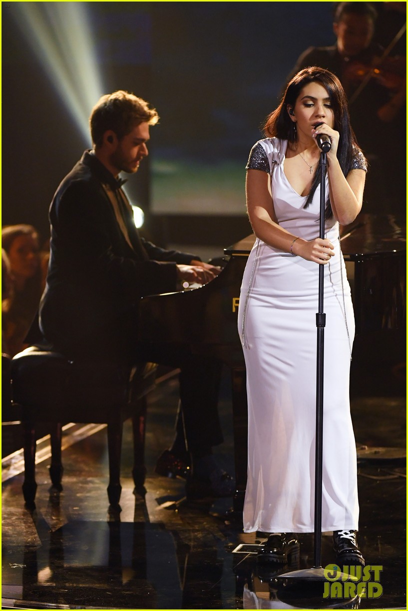alessia cara joins zedd at amas for stay performance 04