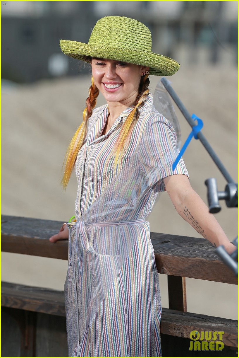 miley cyrus looks beautiful in blue during venice beach shoot 02