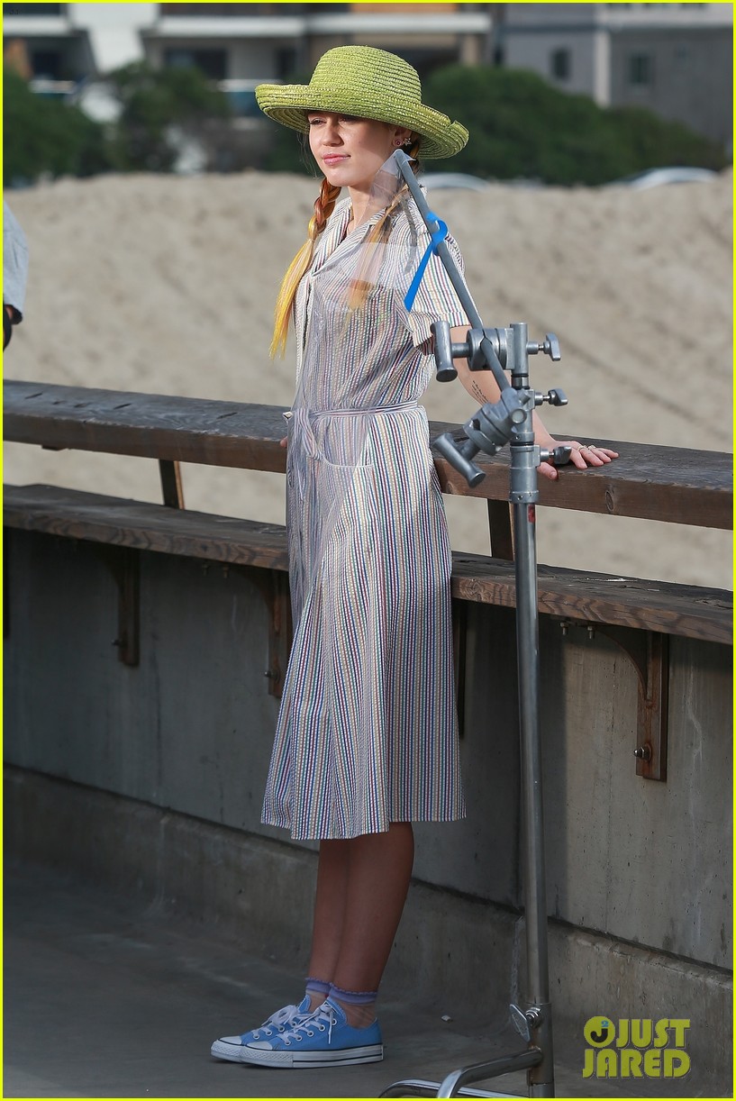 miley cyrus looks beautiful in blue during venice beach shoot 04