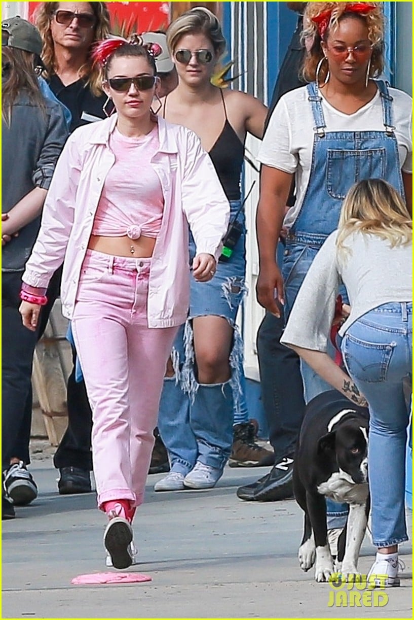 miley cyrus looks beautiful in blue during venice beach shoot 07