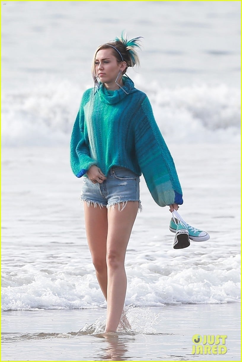 miley cyrus looks beautiful in blue during venice beach shoot 08