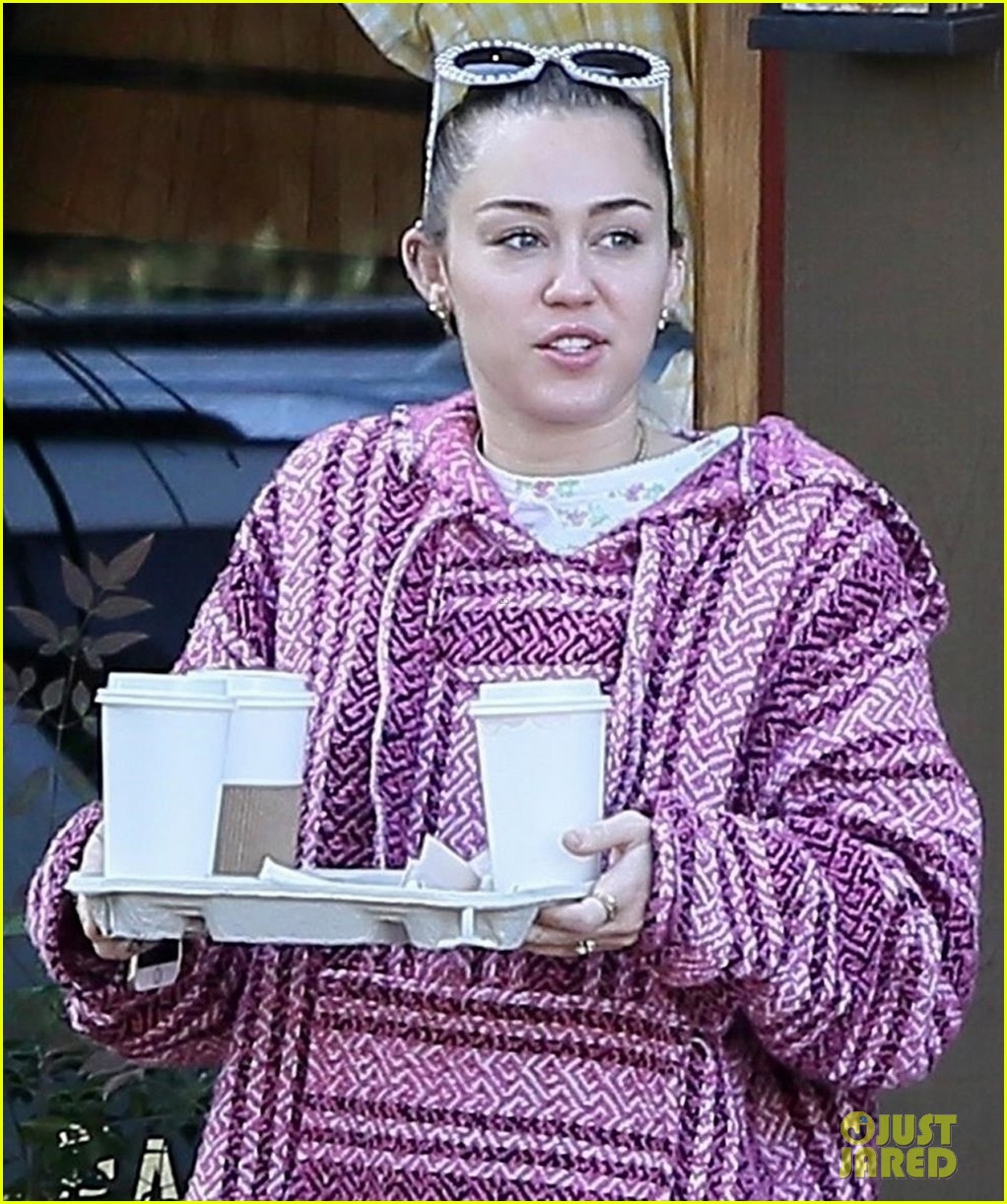 miley cyrus and liam hemsworth couple up coffee run 01