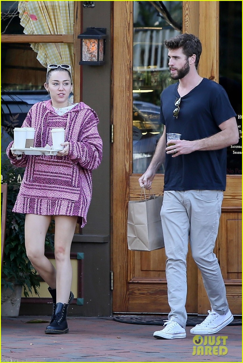 miley cyrus and liam hemsworth couple up coffee run 04
