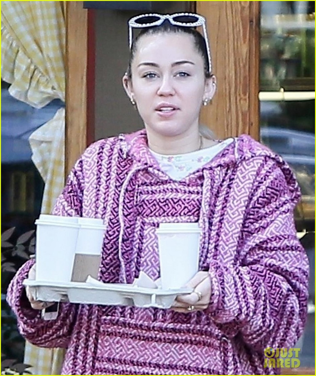 miley cyrus and liam hemsworth couple up coffee run 06