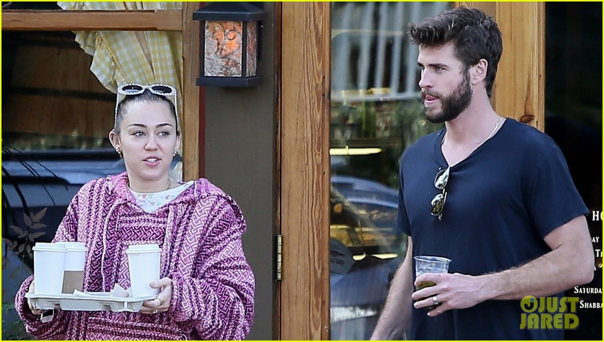miley cyrus and liam hemsworth couple up coffee run 07
