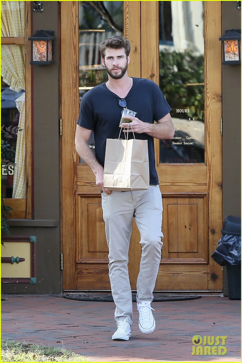miley cyrus and liam hemsworth couple up coffee run 09