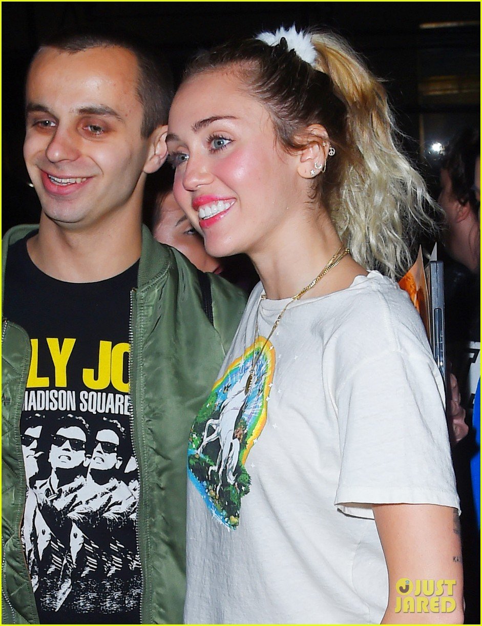miley cyrus rocks unicorn t shirt and sweats for snl rehearsals 03