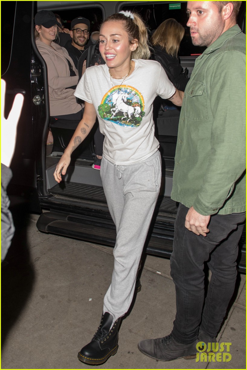 miley cyrus rocks unicorn t shirt and sweats for snl rehearsals 04