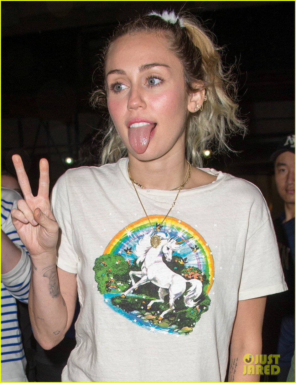 miley cyrus rocks unicorn t shirt and sweats for snl rehearsals 05