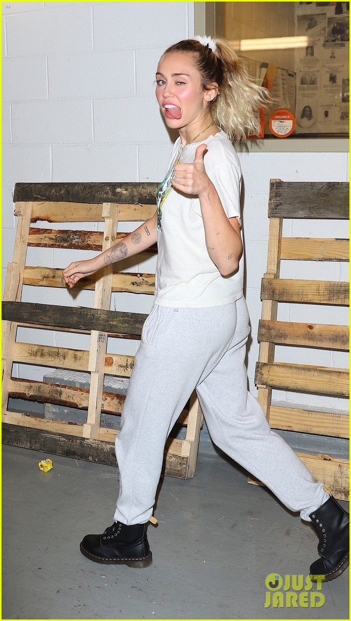 miley cyrus rocks unicorn t shirt and sweats for snl rehearsals 06