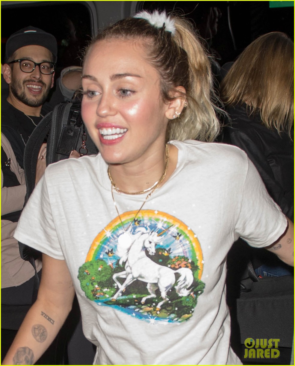 miley cyrus rocks unicorn t shirt and sweats for snl rehearsals 08