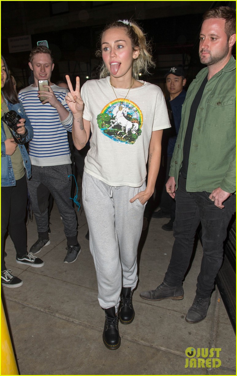 miley cyrus rocks unicorn t shirt and sweats for snl rehearsals 10