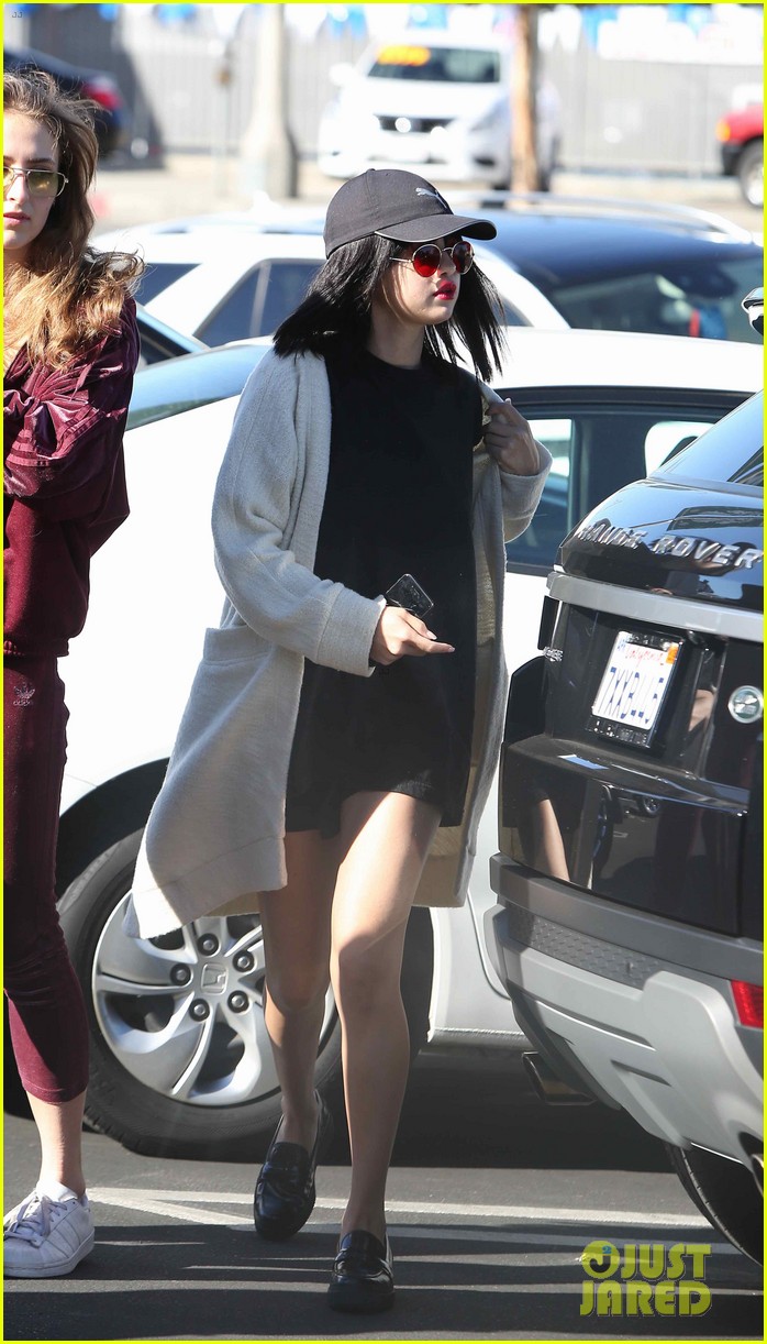 selena gomez takes break from amas rehearsal for lunch 07
