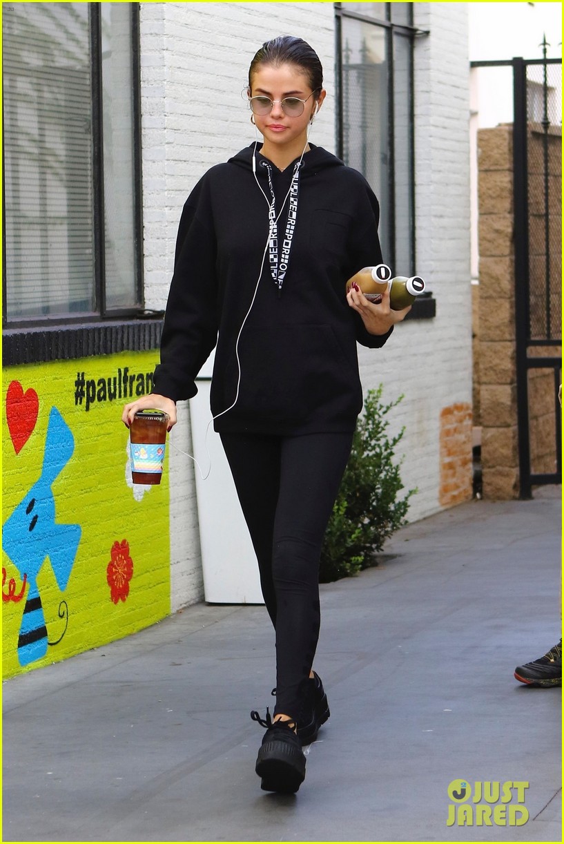 selena gomez gets in a hot yoga sesh after spending time with justin bieber 04