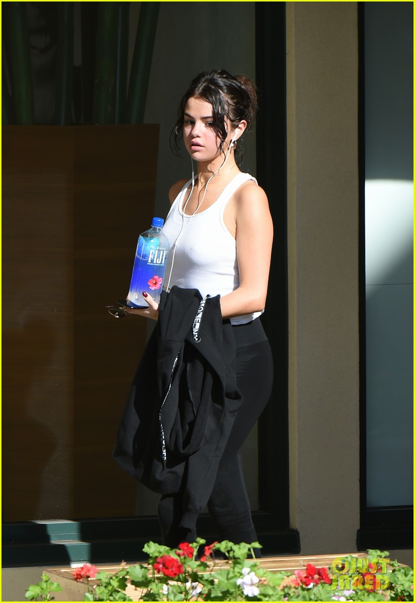 selena gomez gets in a hot yoga sesh after spending time with justin bieber 05