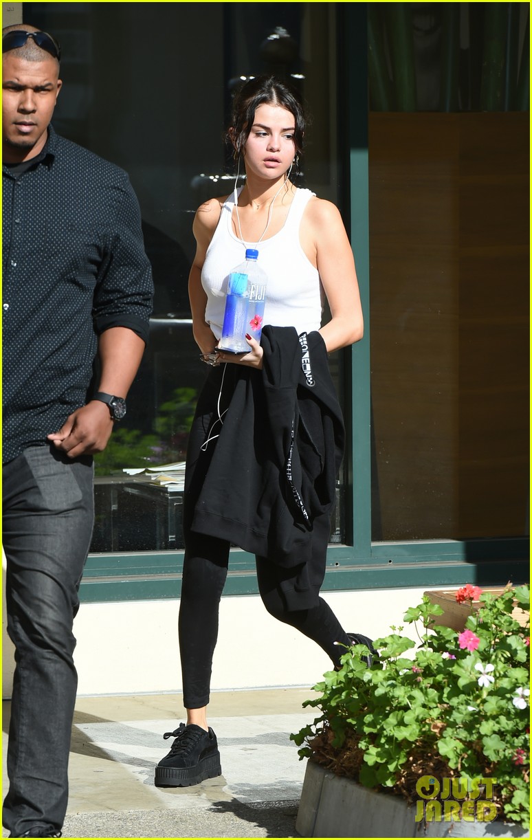 selena gomez gets in a hot yoga sesh after spending time with justin bieber 08