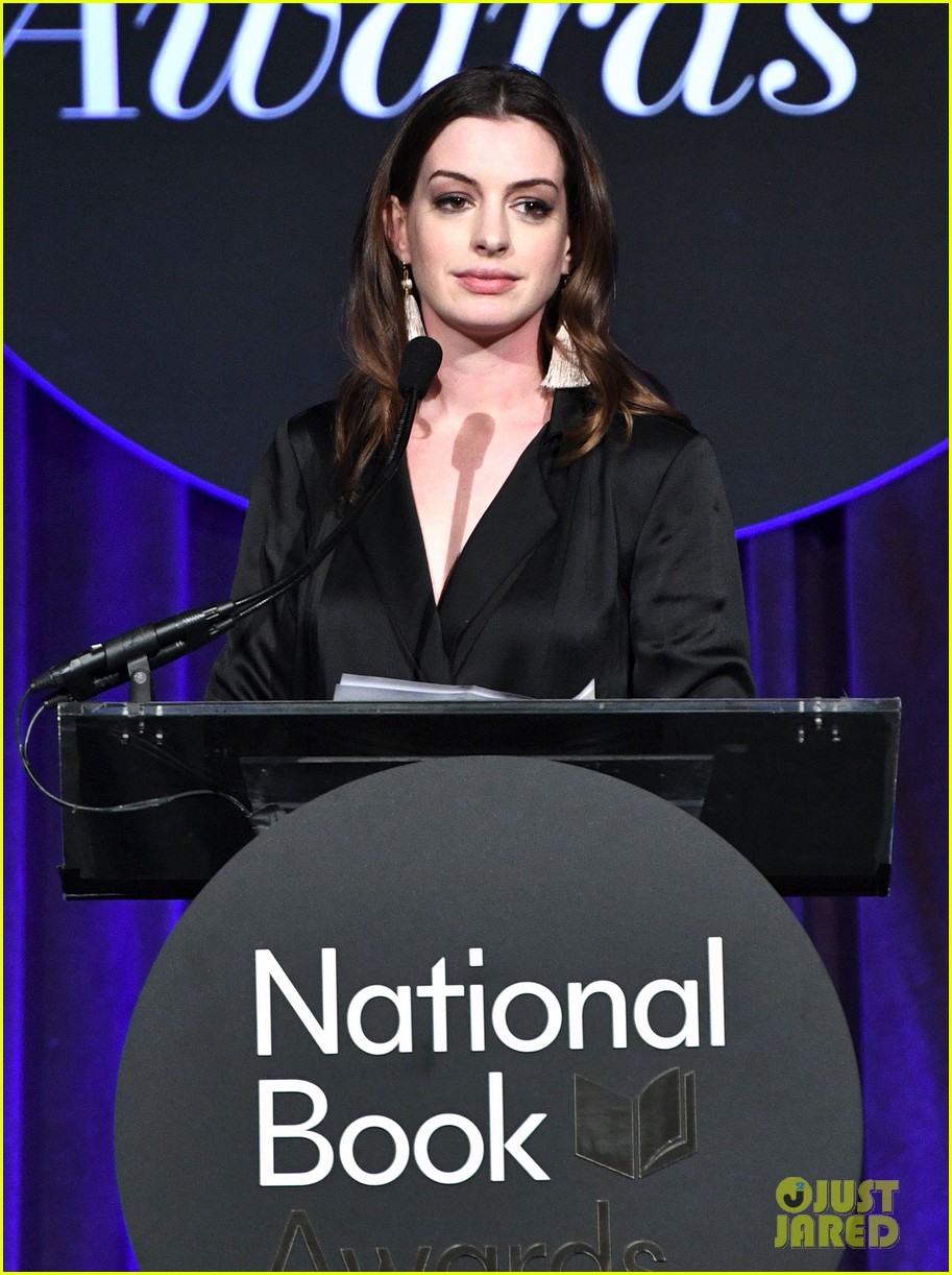anne hathaway and emma roberts team up for national book awards 2017 04