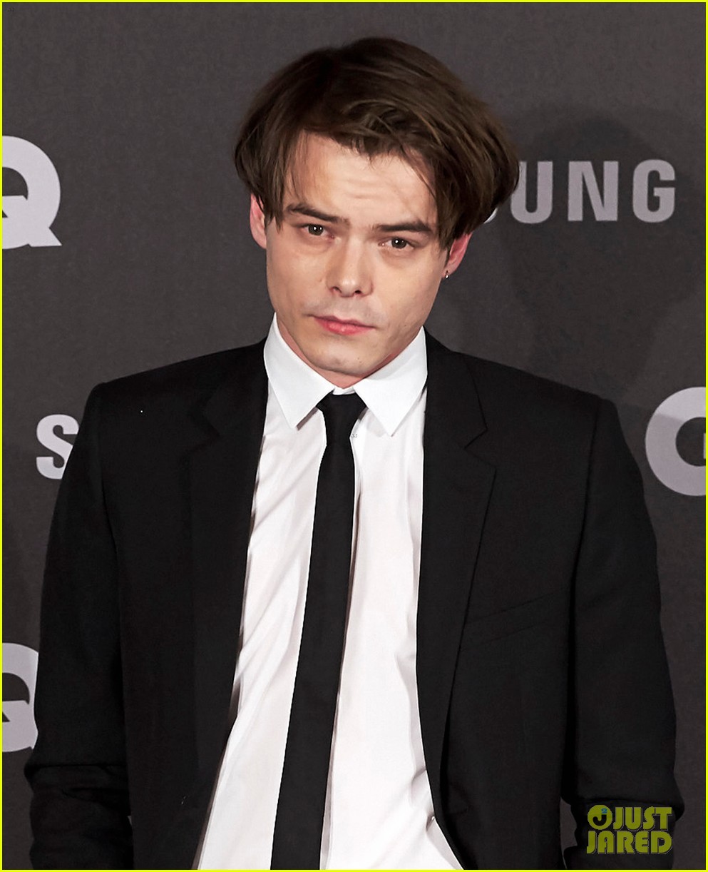charlie heaton looks dapper at gq men of the year awards 02