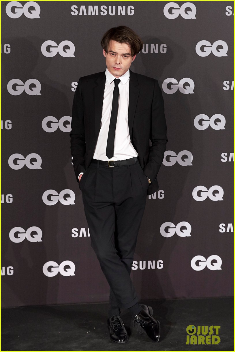 charlie heaton looks dapper at gq men of the year awards 06