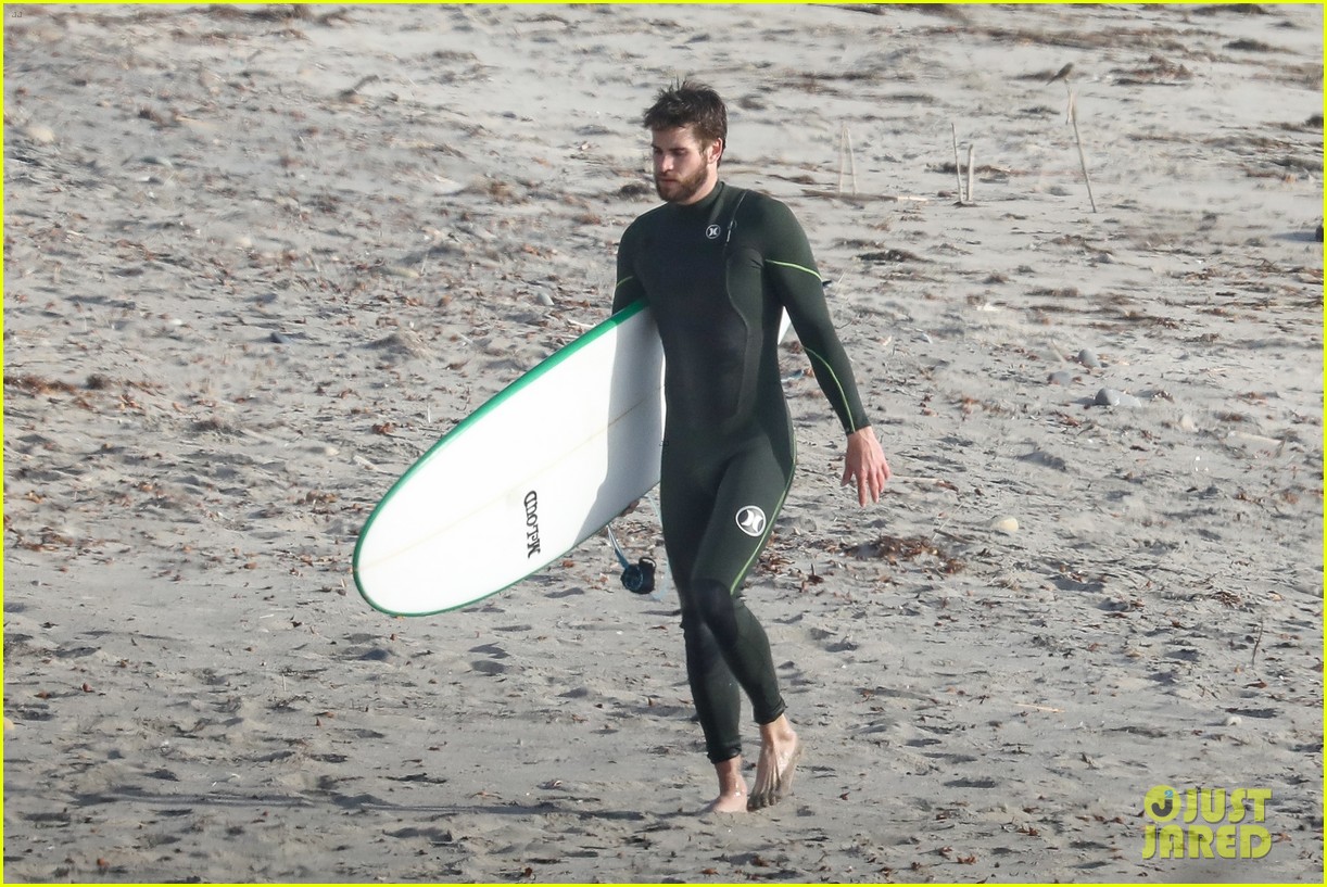 liam hemsworth spends the afternoon surfing in malibu 02