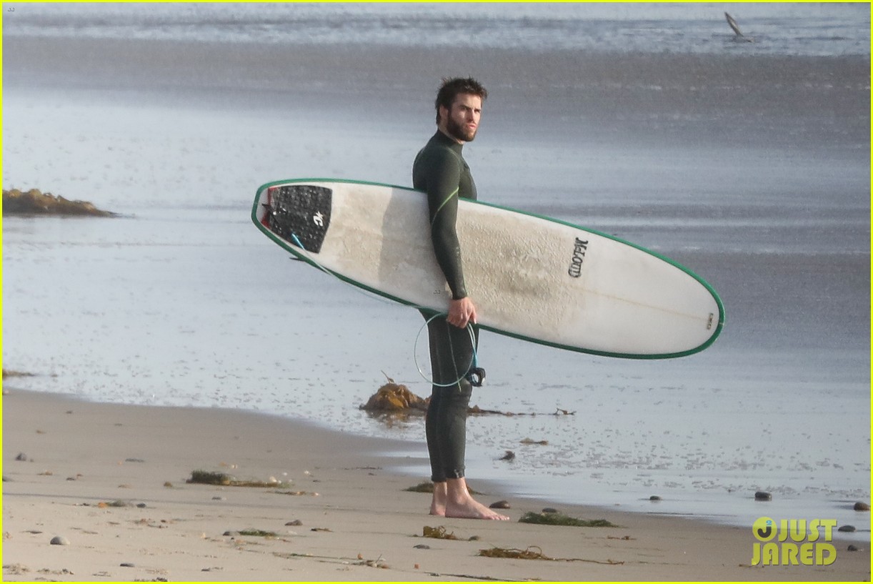 liam hemsworth spends the afternoon surfing in malibu 03